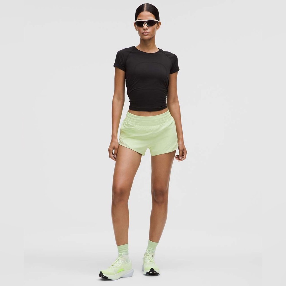 NWT Lululemon Hotty Hot High-Rise Lined Short 2.5"
Lemongrass size 14 drawstring